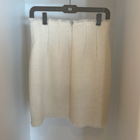 Club Monaco, cream, boucle knit mini skirt. Size 4 - Picture 2 of 3